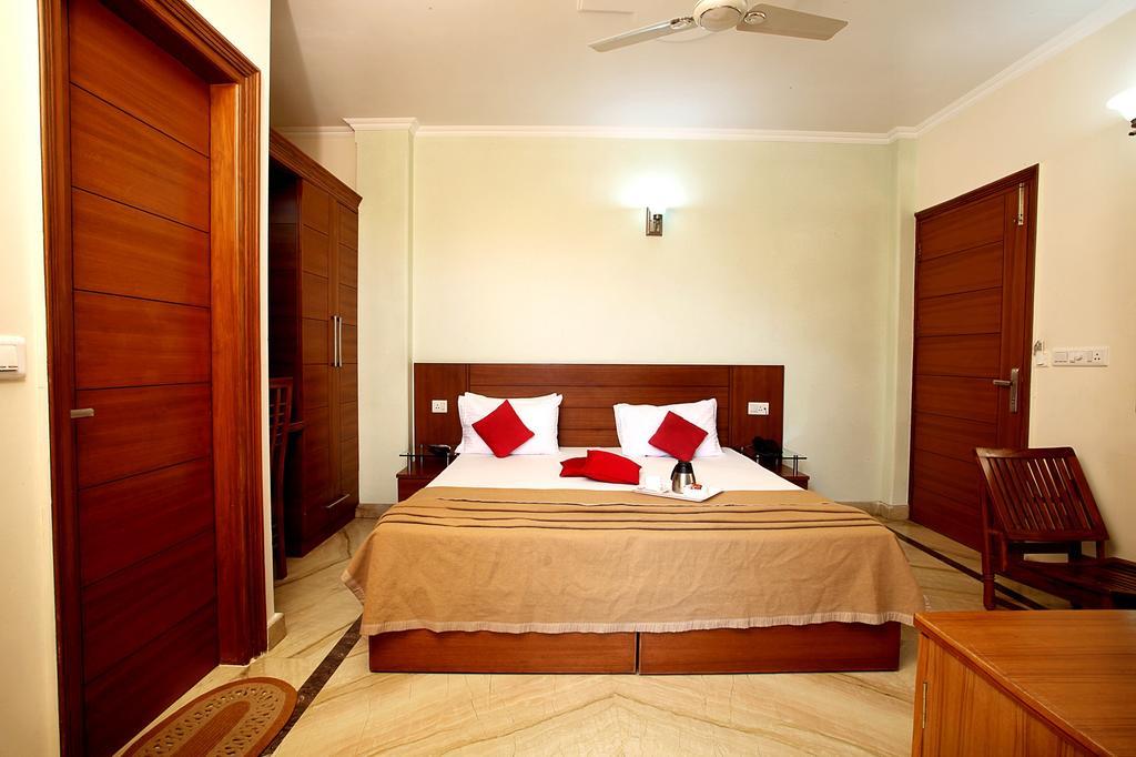 Indira International Inn Ню Делхи Екстериор снимка