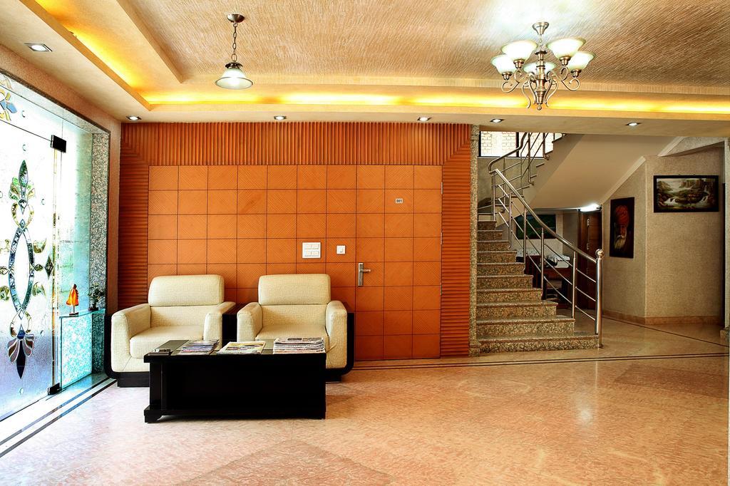 Indira International Inn Ню Делхи Екстериор снимка