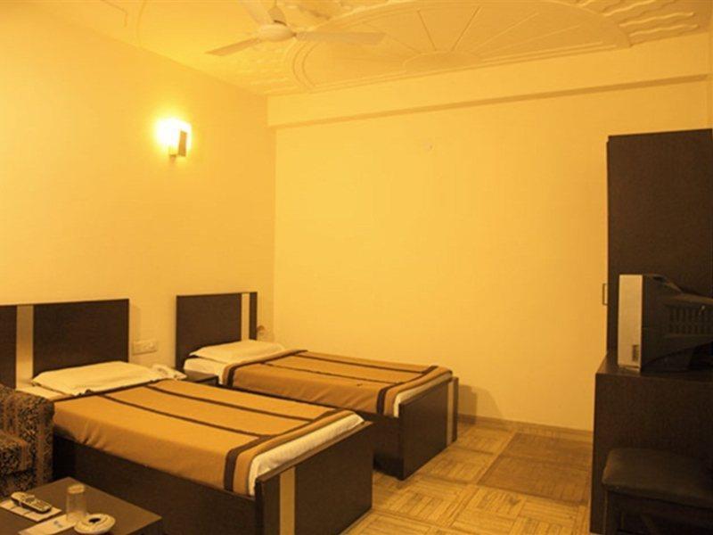 Indira International Inn Ню Делхи Екстериор снимка