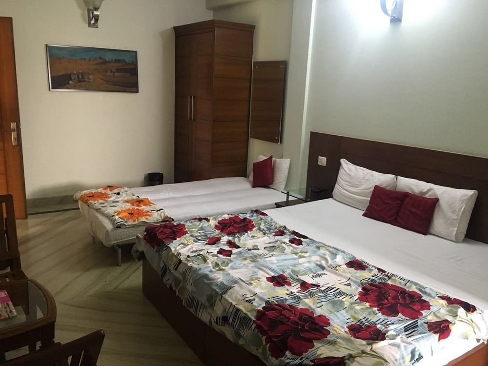 Indira International Inn Ню Делхи Екстериор снимка